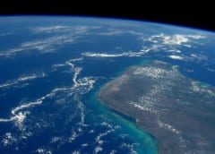660万年前の隕石衝突地点メキシコ・ユカタン半島を国際宇宙ステーションから撮影した写真。
