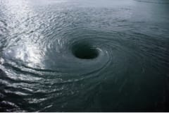 大量の水を吸い込む排水の渦は、ブラックホールを連想させる。
