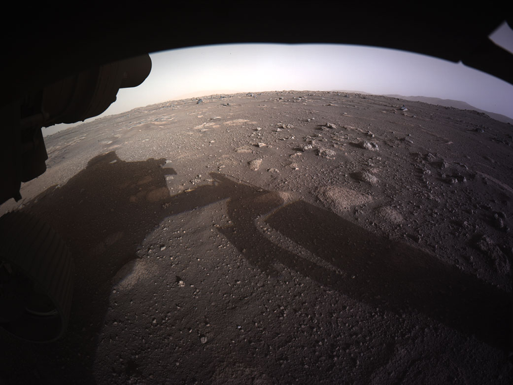 パーサヴィアランスが最初に送信した火星の高解像度カラー画像。