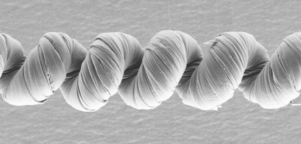 カーボンナノチューブのより糸に、電解質がコーティングされた人工筋肉の走査型電子顕微鏡画像。