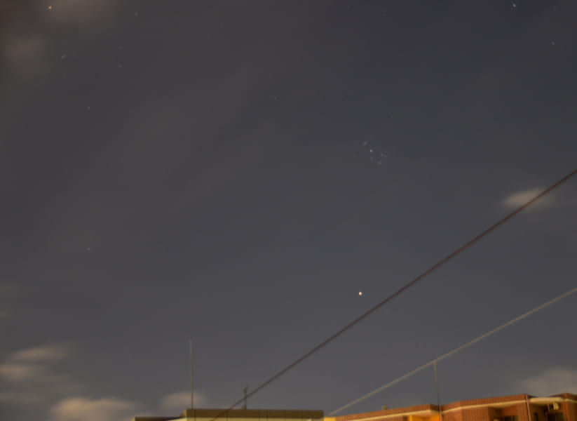 ヒヤデス星団（左上）と、プレアデス星団（右上）に近づいていく火星（右下）