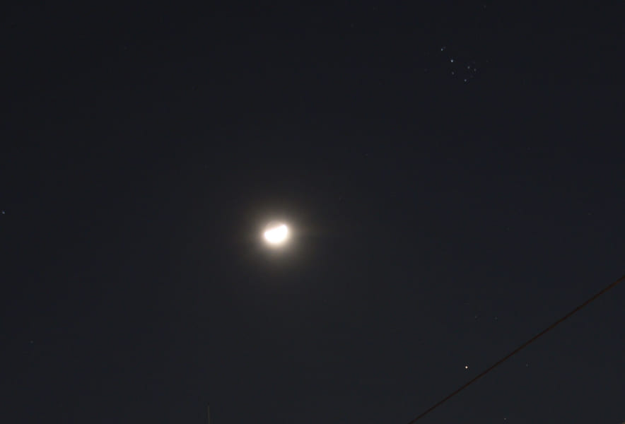 火星（右下の星）と月とプレアデス星団（右上）