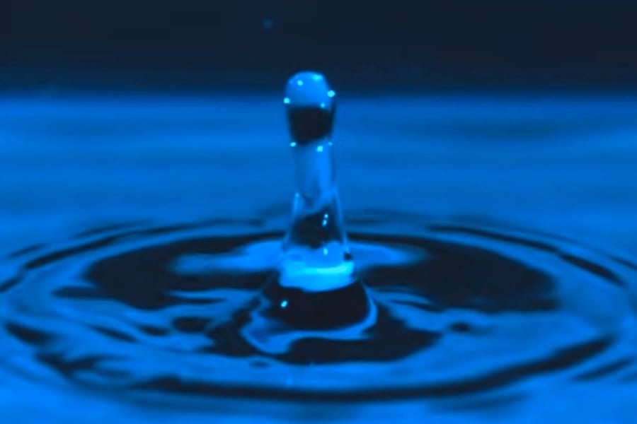 水滴が「ぽちゃん」と跳ね上がるメカニズムの研究　重力の20倍の力で水面に引き戻されていた