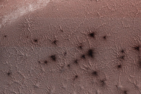 火星表面に大量のクモ!?　地球にない奇妙な地形「アラネイフォーム」を再現することに成功