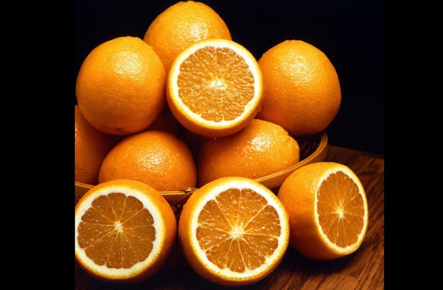 丸いオレンジを積み上げた場合にできる隙間などは、球充填と呼ばれる数学の問題になる。