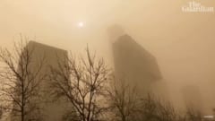 砂塵に埋もれた北京の高層ビル