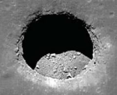 月面で発見された溶岩洞の1つ。天井となる地面が崩れて中が露出している。