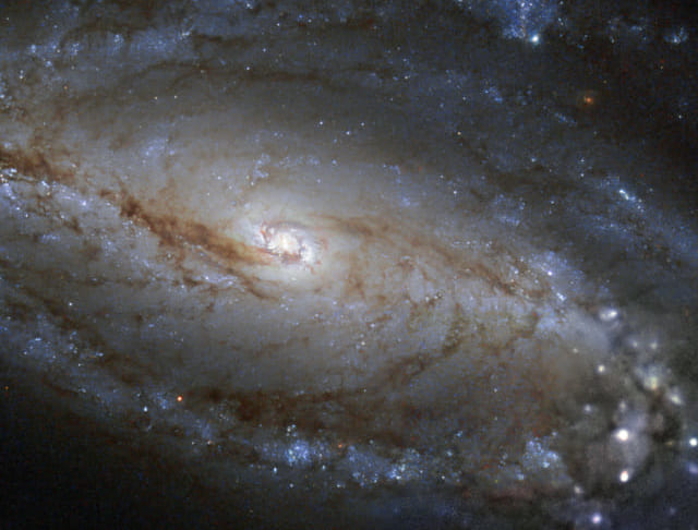 渦巻銀河。その中心には超大質量ブラックホールがある。