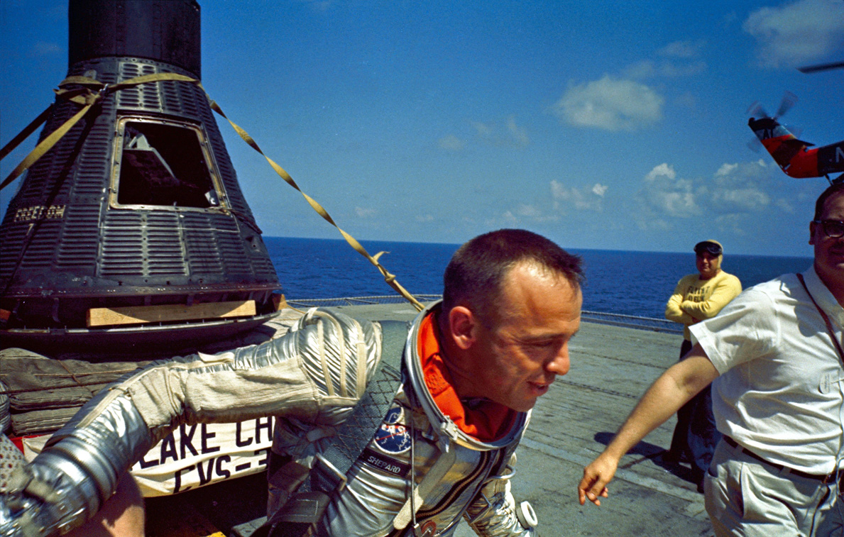 アメリカ初の宇宙飛行士アラン・シェパード。帰還直後の様子。
