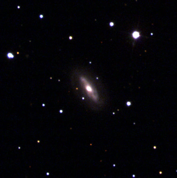 渦巻銀河「J0437 + 2456」の撮影画像。