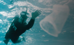 太平洋を泳いで横断するブノワ・ルコント氏。彼の挑戦は同時に海洋プラスチック汚染の危険についても訴えるものだった。