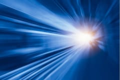 新しい研究は負のエネルギーに頼らずに、光速を超える方法を提案している。