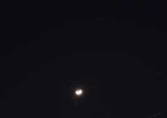 火星（右上の星）と月の共演