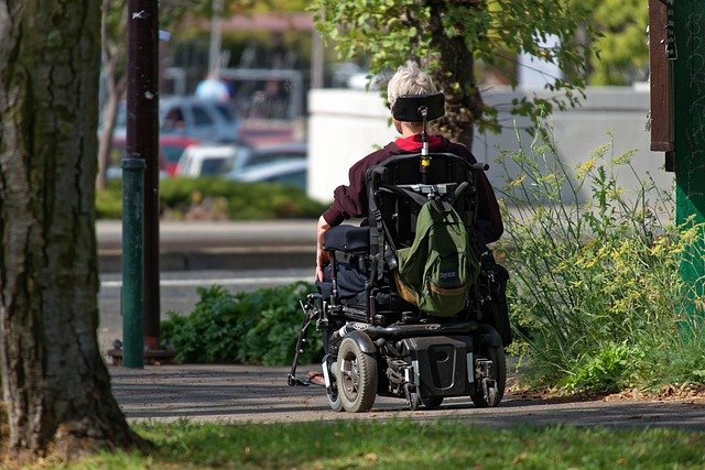 新たな研究は、筋肉を使った入力の不要な脳波制御の電動車椅子を開発した。