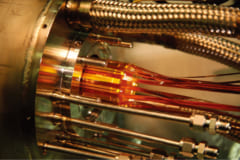 陽電子と反陽子を結合させて反水素を作るために使われる磁場トラップの電極（金色の部分）