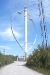 垂直タービンによる風力発電の一例