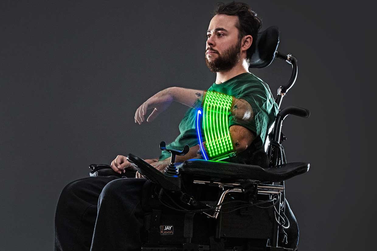 麻痺患者のルーク・タイナン氏は神経バイパスによって腕を動かす