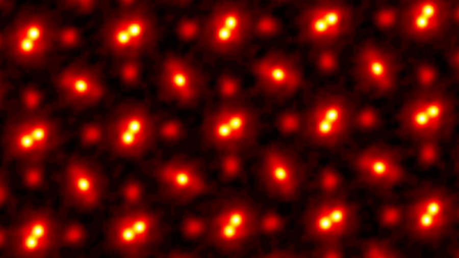 公開されたプラセオジム化合物（PrScO3）の結晶を1億倍に拡大した画像。サンプルを構成する原子まで画像化されている。