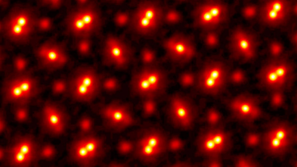 1億倍に拡大されたプラセオジム化合物（PrScO3）結晶の電子タイコグラフィ再構築画像