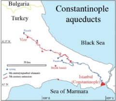 コンスタンティノープル（現代のイスタンブール）から伸びる水道橋。青は4世紀、赤は5世紀に建設された水路