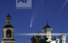 ベラルーシの教会越しに撮影されたネオワイズ彗星