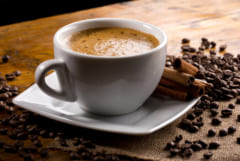 毎日コーヒーを飲む人は脳の接続性が異なる