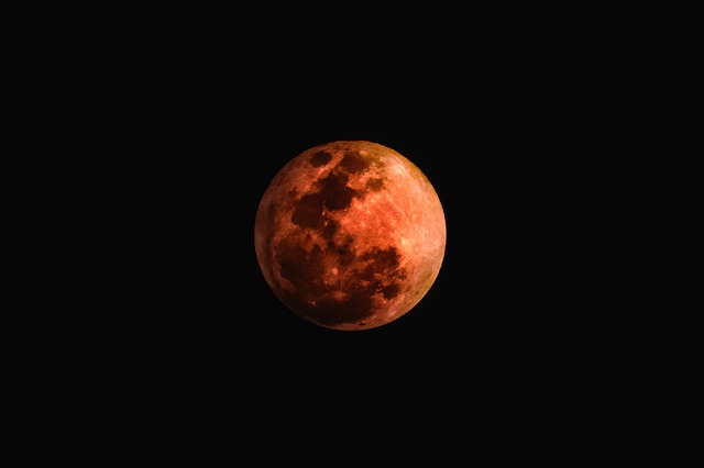 赤銅色の月食のイメージ