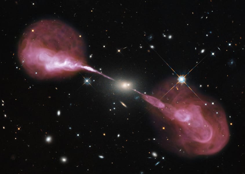 ヘラクレスAから放出されたジェット。可視光ではないためピンク色に着色して表示されている。これは150万光年までおよんでいる。