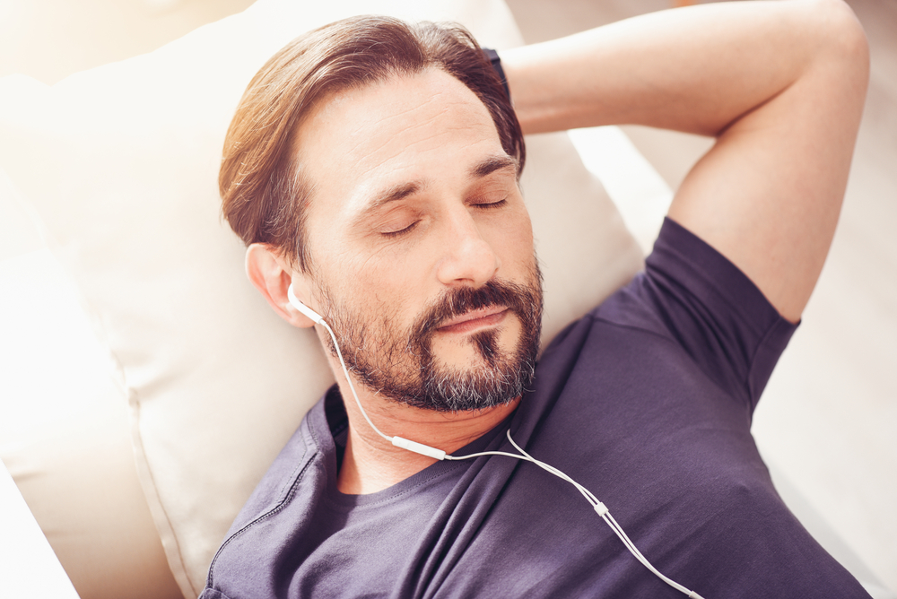 寝る前の音楽が睡眠の質を下げる？