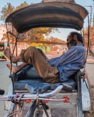 インドなどの貧困層では、窮屈な人力車の上で寝ている人をよく見かけるという