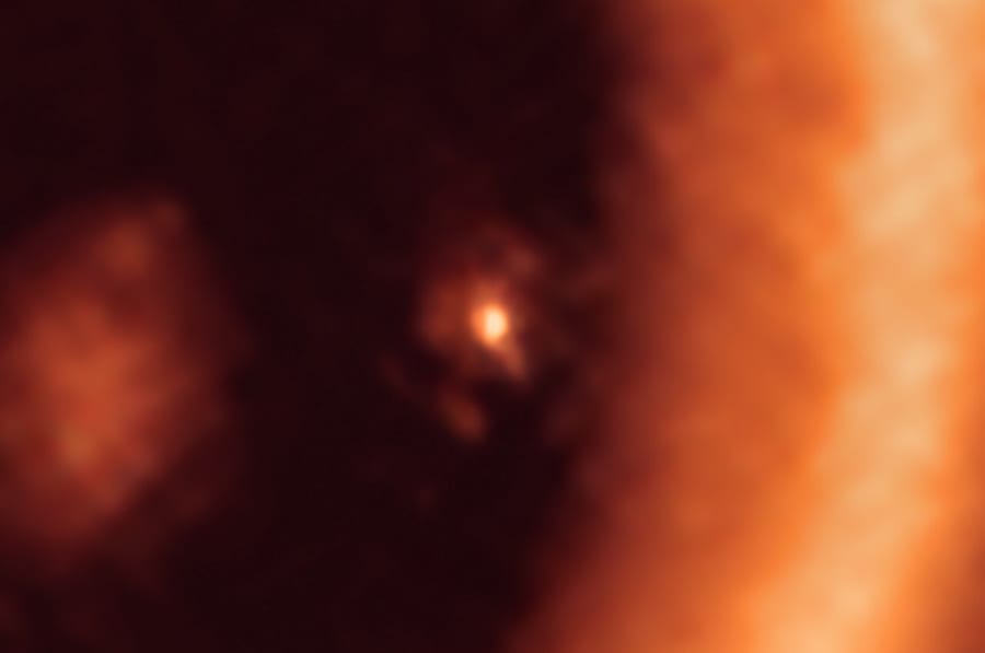 若い巨大ガス惑星「PDS70c」。その周りにあるモヤが今回の研究のメイン周惑星円盤。