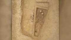 抱擁したまま発掘された男女の遺骨