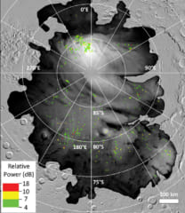 色のついた点は、火星南極冠で発見された明るいレーダー反射の場所。中には非常に地表に近いポイントもある。