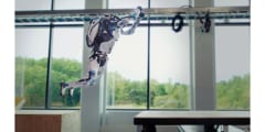 複雑なパルクールコースを俊敏に駆け回るボストンダイナミクス社のヒューマノイドロボットAtlas