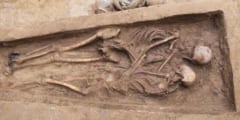 約1600年前の「抱擁した男女の遺骨」を発見