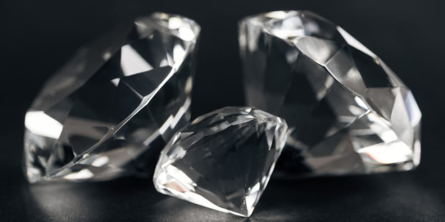 ダイヤモンドはただ美しいだけでなく、地球深部を調べる貴重な鉱物でもある