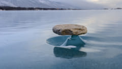 ロシアのバイカル湖で見られる禅石現象