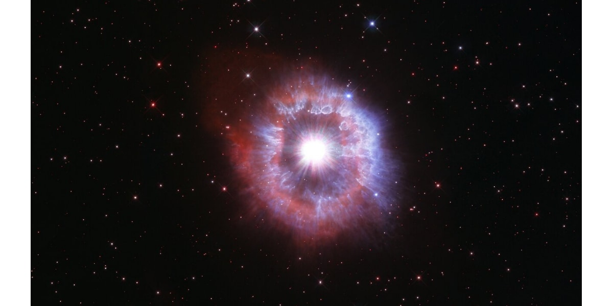 まるで瞳のようなこの画像は、ハッブル宇宙望遠鏡が撮影したりゅうこつ座AG星