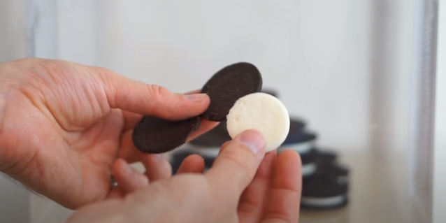 オレオのクッキーとクリームをきれいに分離する方法