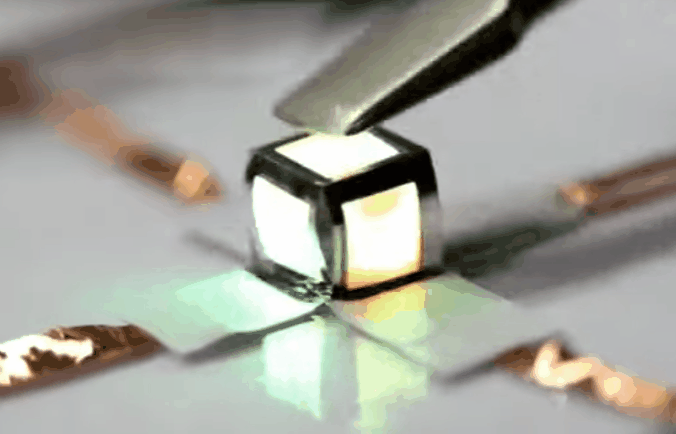 紙のように折りたためる超薄型LEDパネルが開発！