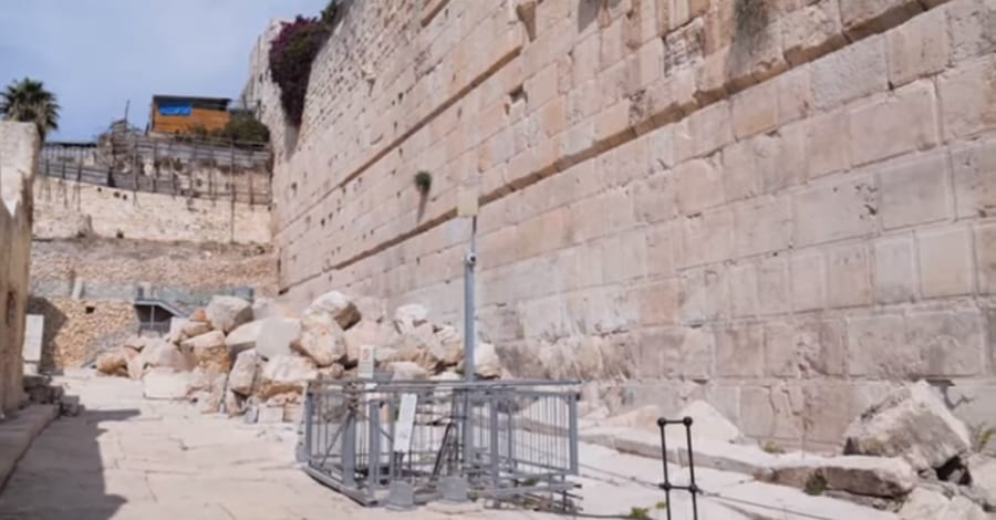 エルサレムの嘆きの壁の基礎部分から発掘される
