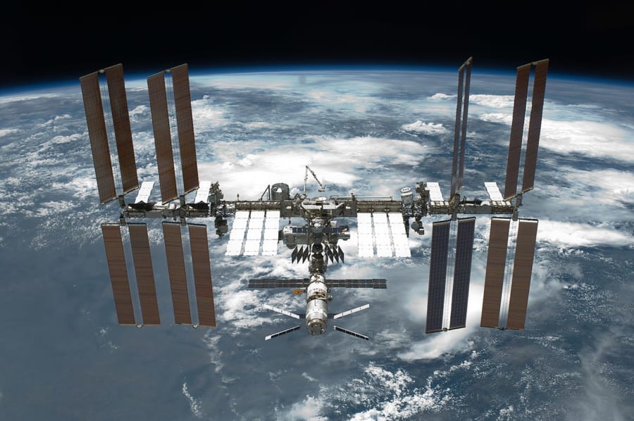 地球の地上約400km上空に浮かぶ国際宇宙ステーション