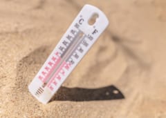 ビーチの砂はもっとも太陽光が強い正午ではなく、午後の遅い時間再考温度に達する。