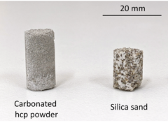 開発された２種類のカルシウムカーボネートコンクリート（CCC）。（左）硬化セメントペーストを使用, （右）ケイ砂を使用