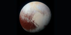 新たな研究は冥王星の大気密度が低下していることを確認した。これは太陽から離れた軌道では、窒素が表面で再凍結するために起こっている。