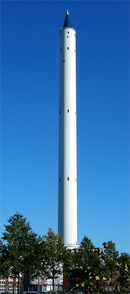 Fallturm Bremenの写真。高さ122メートルの塔でここから落下させることで無重力状態を生み出す。