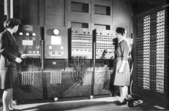 2人のプログラマーがENIACの制御パネルを操作する様子