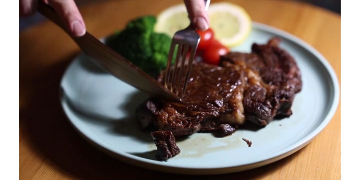 ミディアムのステーキは余裕で切り裂く木製のナイフ