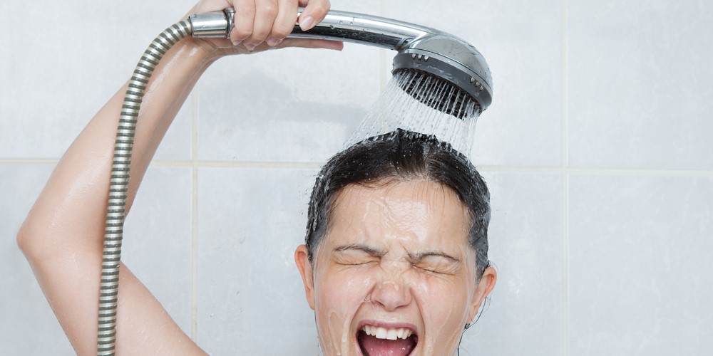 冷たいシャワーには健康上のメリットがある