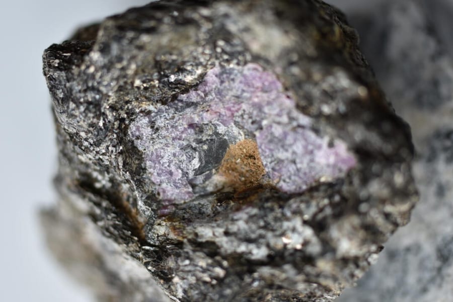 25億年前の最古のルビーに生命由来の炭素が混ざっていた
